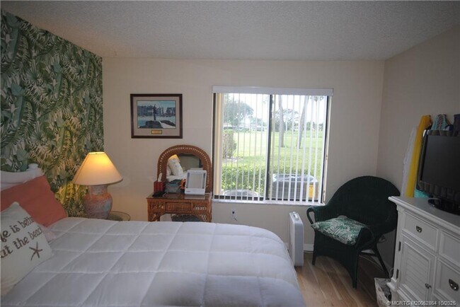 Building Photo - 5333 SE Miles Grant Rd