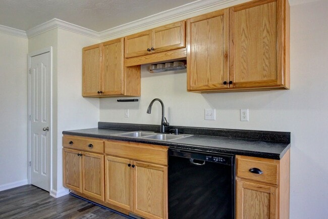 Building Photo - 3 bed 2 bath Fenced yard.  Heart of St. B.  Hurry.