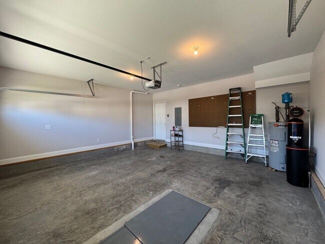 Building Photo - Beautiful Single Family Home