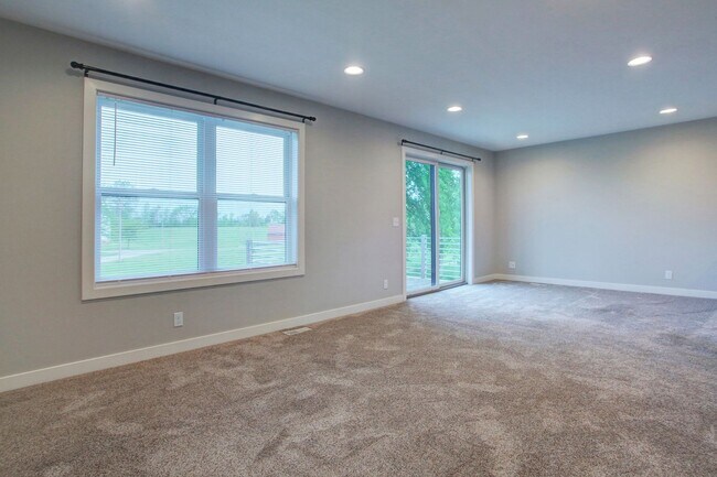 Building Photo - Spacious 2 Bed/2 Bath Condo in Prime Location