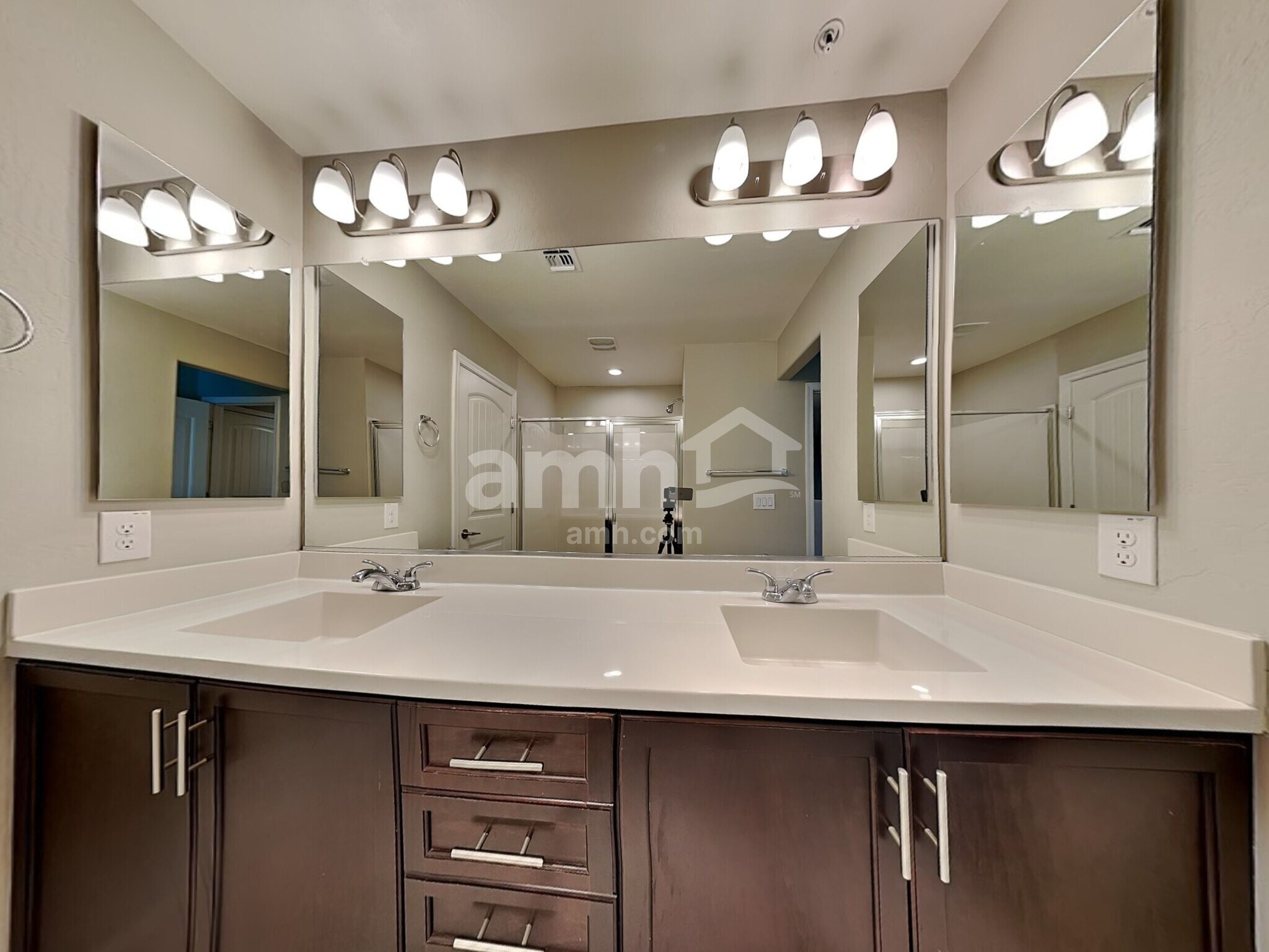 Building Photo - 20715 W Thomas Rd