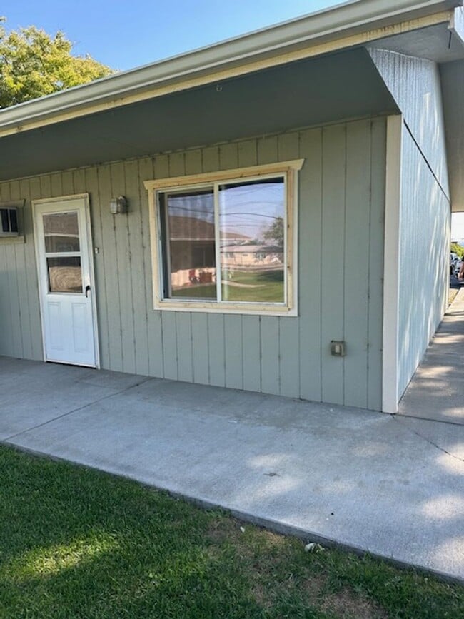 Building Photo - 4413 Circle Pl NE