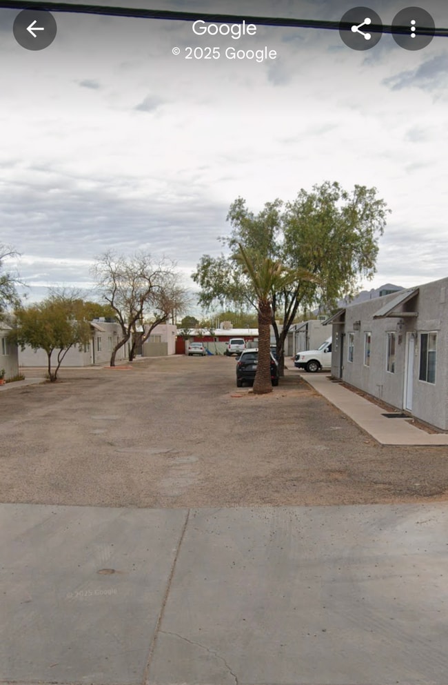 Building Photo - 452 E Blacklidge Dr