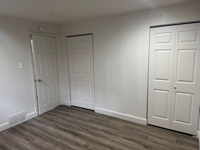 Building Photo - Updated Home Near KU Med