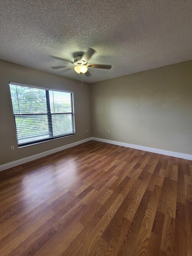 Building Photo - 1520 Lake Crystal Dr