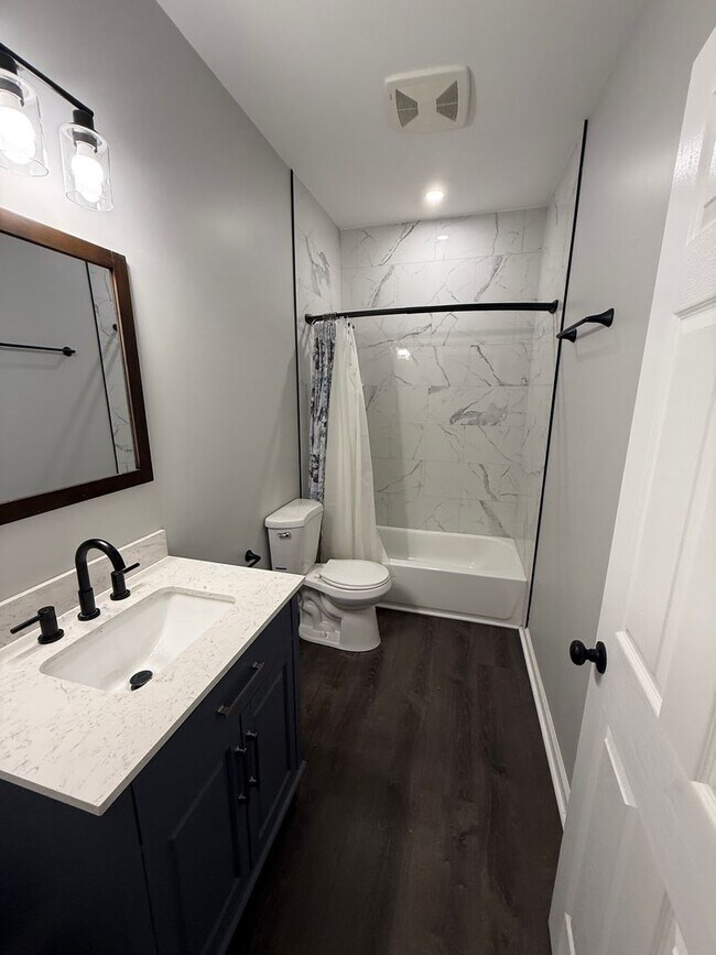 Building Photo - 1 Bed/1 Bath Apartment (Upstairs)