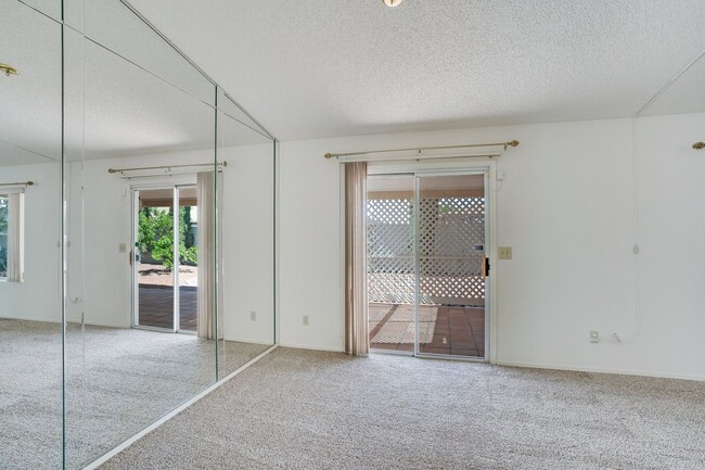 Building Photo - Beautiful, Clean 3Bdrm, 2ba home on East s...
