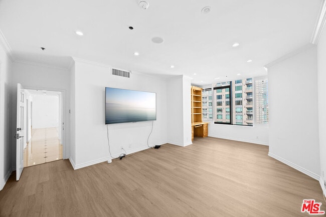 Building Photo - 10724 Wilshire Blvd