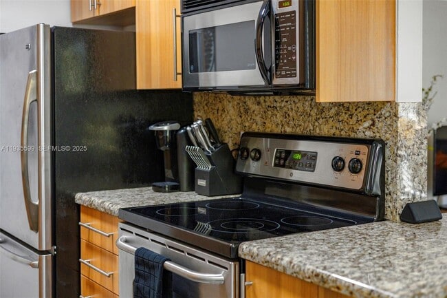 Building Photo - 1125 NE 16th Pl