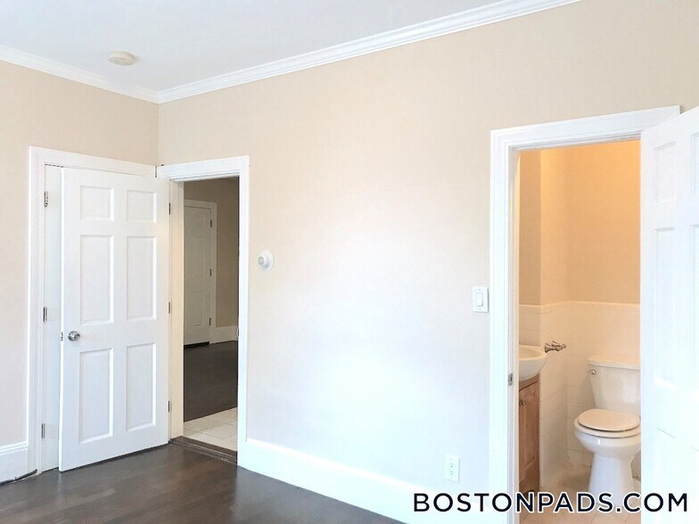 Building Photo - 286 Revere St