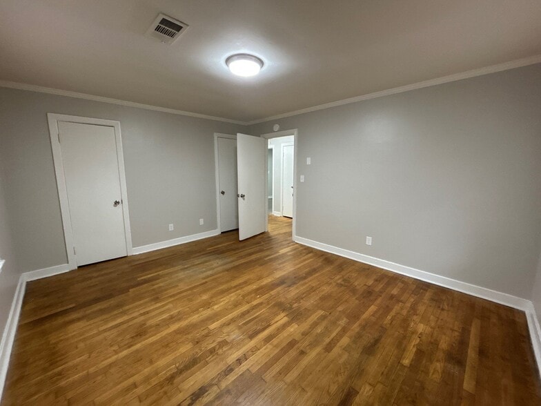 Building Photo - 955 W Forest Ave
