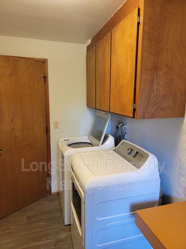 Building Photo - 2720 NW Glenwood Dr