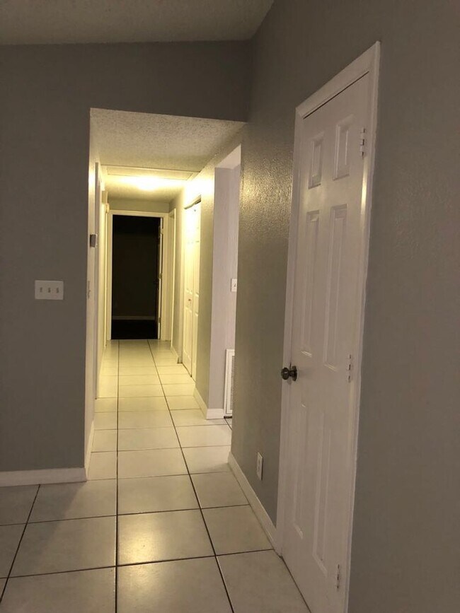 Building Photo - 3 Bedroom/ 2 Bathroom Home