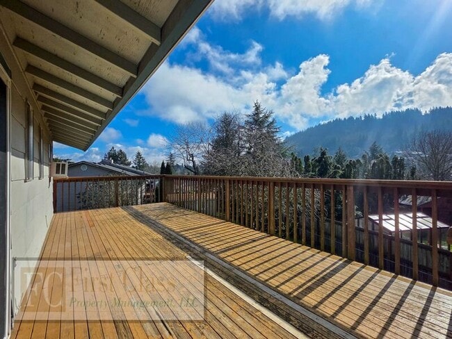 Building Photo - 298 SW Wallula Ave