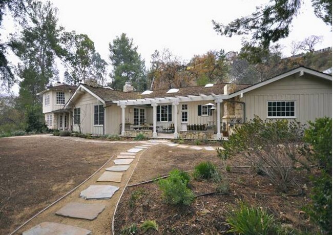 Building Photo - 5 Bed, 4.5 bath estate located in guard gated Hidden Hills Neighborhood