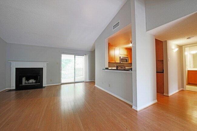 Building Photo - Updated top floor 2br with vaulted ceilings, two balconies and treed views!