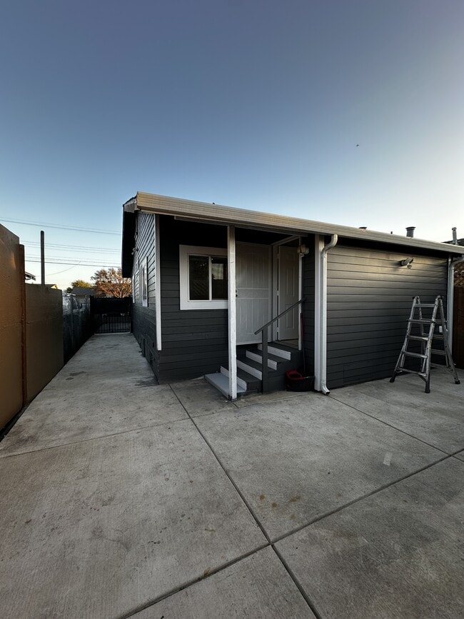 Building Photo - 1111 87th Ave