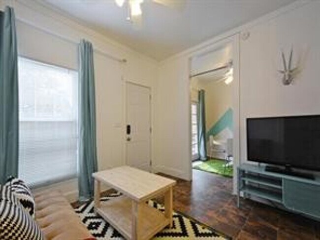 Building Photo - Available: Updated, spacious Tarrytown 4 bed / 4 bath, furnished or unfurnished