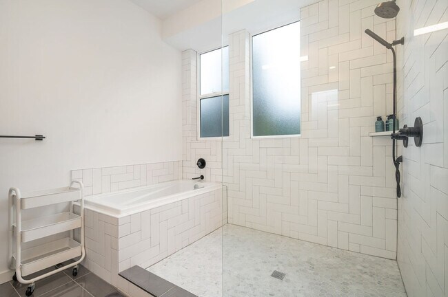 Building Photo - 6125 Sand Point Way NE