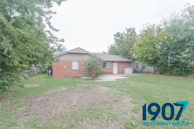 Building Photo - Charming Brick Home with Modern Updates and Large Backyard in Norman!