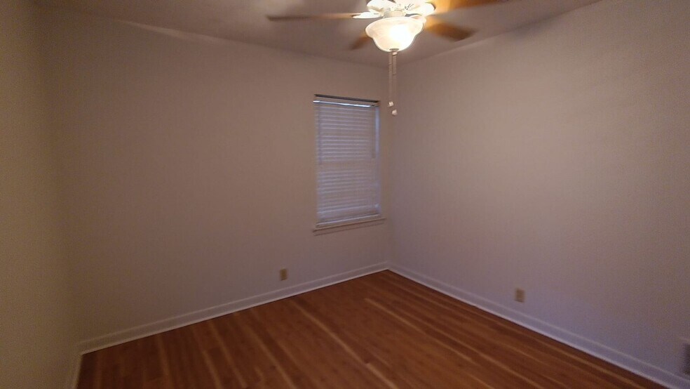 Building Photo - 1402 Hillcrest Dr