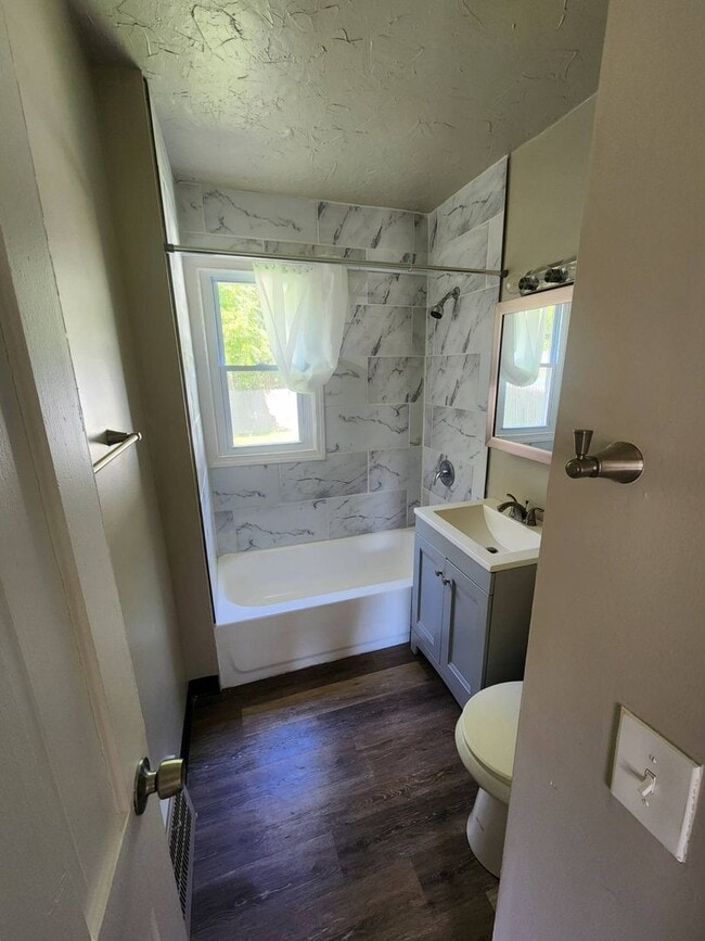 Building Photo - Charming 3-Bedroom Property in Prime Location