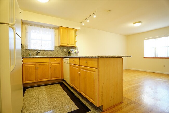 Building Photo - 114-79 Dalian Ct