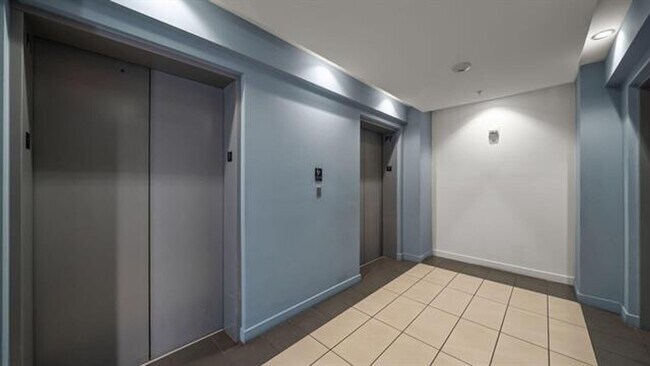 Building Photo - 300 S Biscayne Blvd