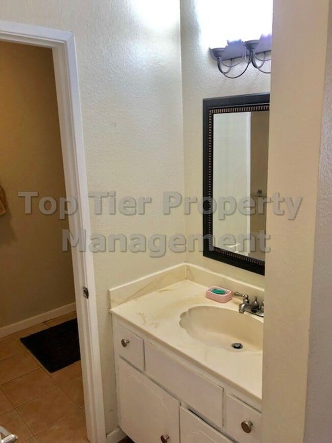 Building Photo - 2bd/1.5ba, 1,112 sf Concord Townhome available for Lease