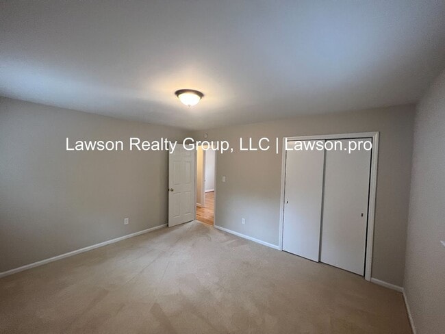 Building Photo - Beautiful Cave Spring Split Level with Bac...