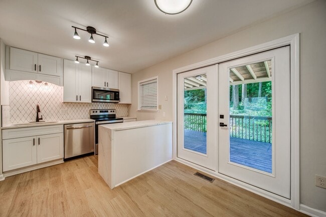 Building Photo - Renovated 4 bed home in Kennesaw w/ Designer Kitchen