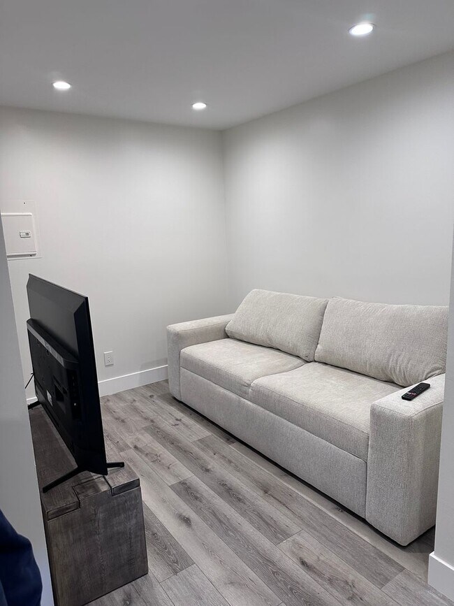 Building Photo - 335 S Grand St