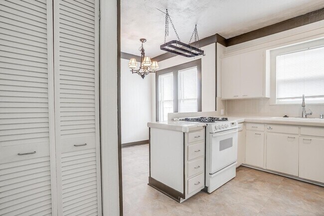 Building Photo - Well Maintained 3 Bed, 2 Bath in Establish...