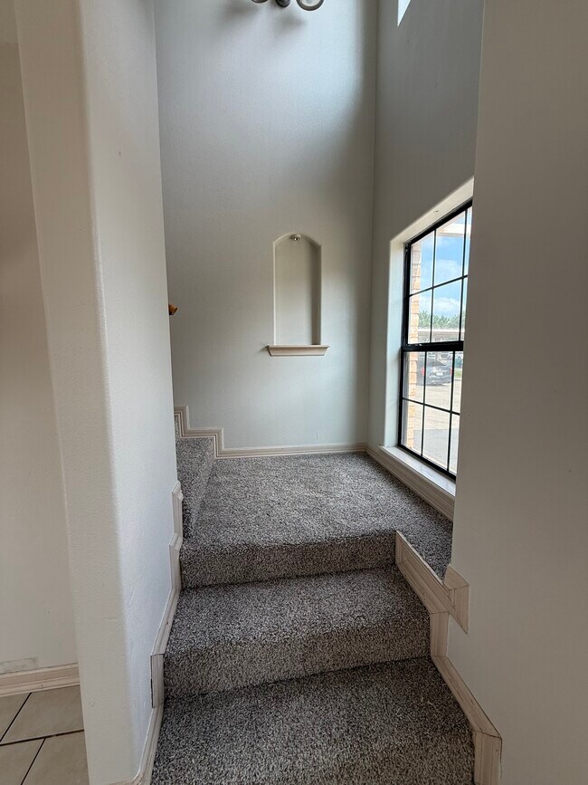 Building Photo - 1502 W Kiwi