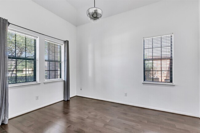 Building Photo - 16942 Lake Willowby Ln