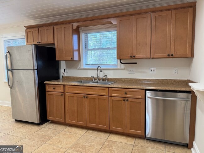 Building Photo - 305 Hillside Dr