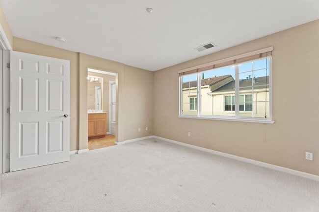 Building Photo - PEACEFUL & CONVENIENT TOWNHOME INCLUDES TW...