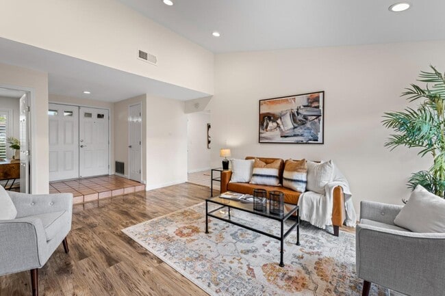 Building Photo - 464 Edelweiss Dr