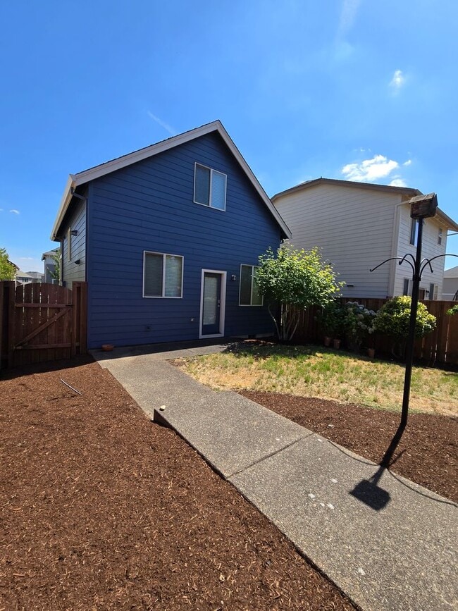 Building Photo - Small Dog Friendly 2 Bedroom 1.5 Bath Hous...