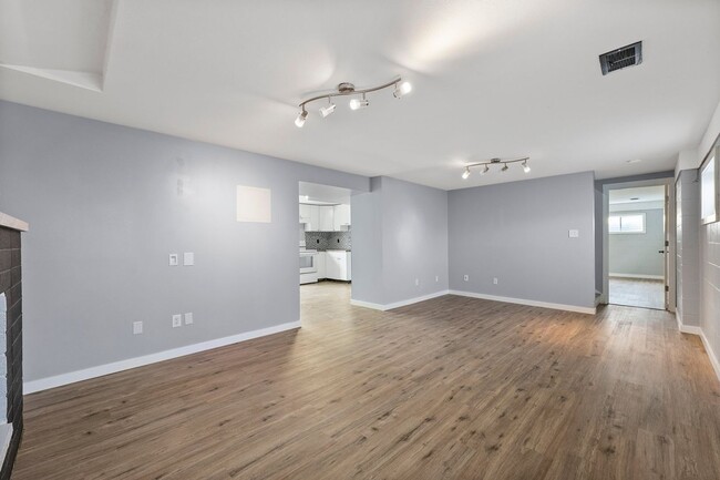 Building Photo - Spacious 3-Bed + Bonus Room in Lakewood | ...