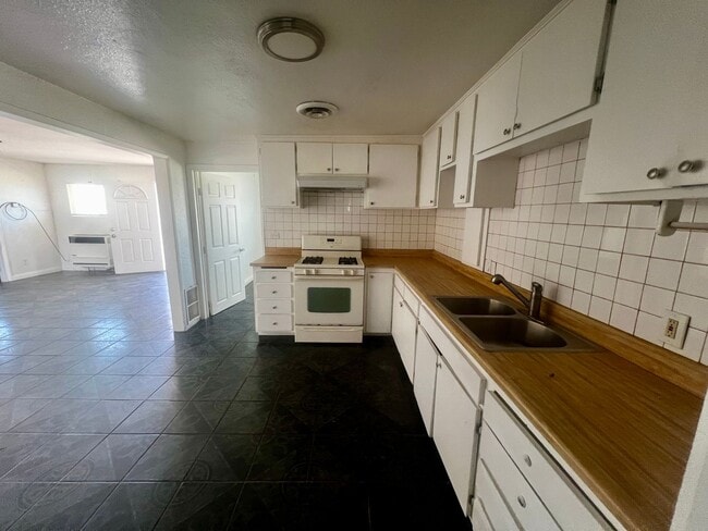 Building Photo - 6568 Oasis Ave