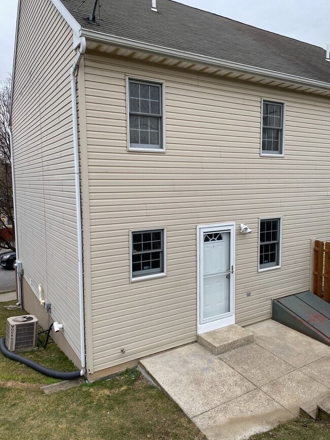 Building Photo - 819 Donnelly St