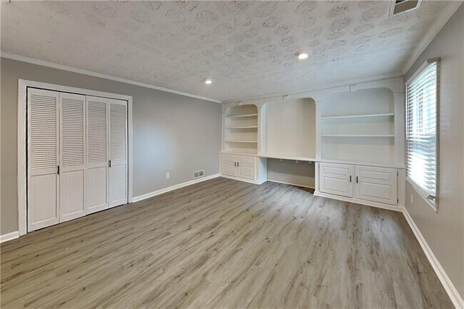 Building Photo - 1100 Lake Dr