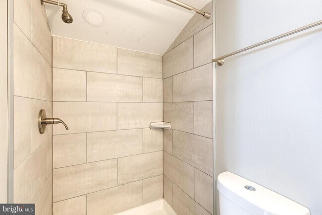 Building Photo - Welcome to this beautifully renovated 4bd 2bth end-of-group townhome in Baltimore!