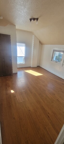 Building Photo - 865 W 5th St