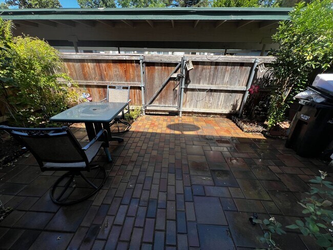 Building Photo - 8915 Salmon Falls Dr