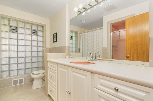 Building Photo - 3Bd/2.75Ba Seattle House