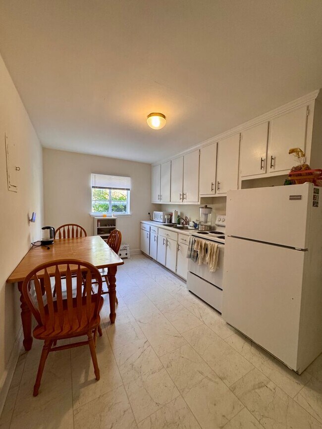 Building Photo - Prime Location! 2BR Apartment with Parking & Water included!