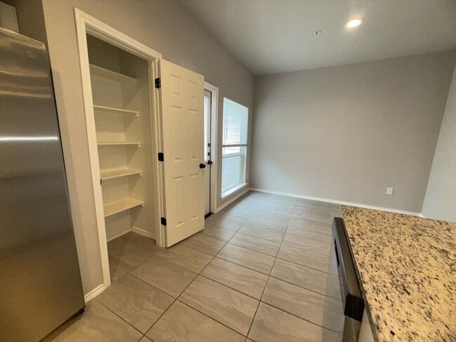 Building Photo - Quick access Ft. Sam, Randolph, and the airport