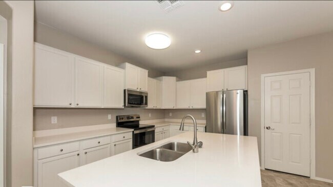 Building Photo - 4505 W Pleasant Ln